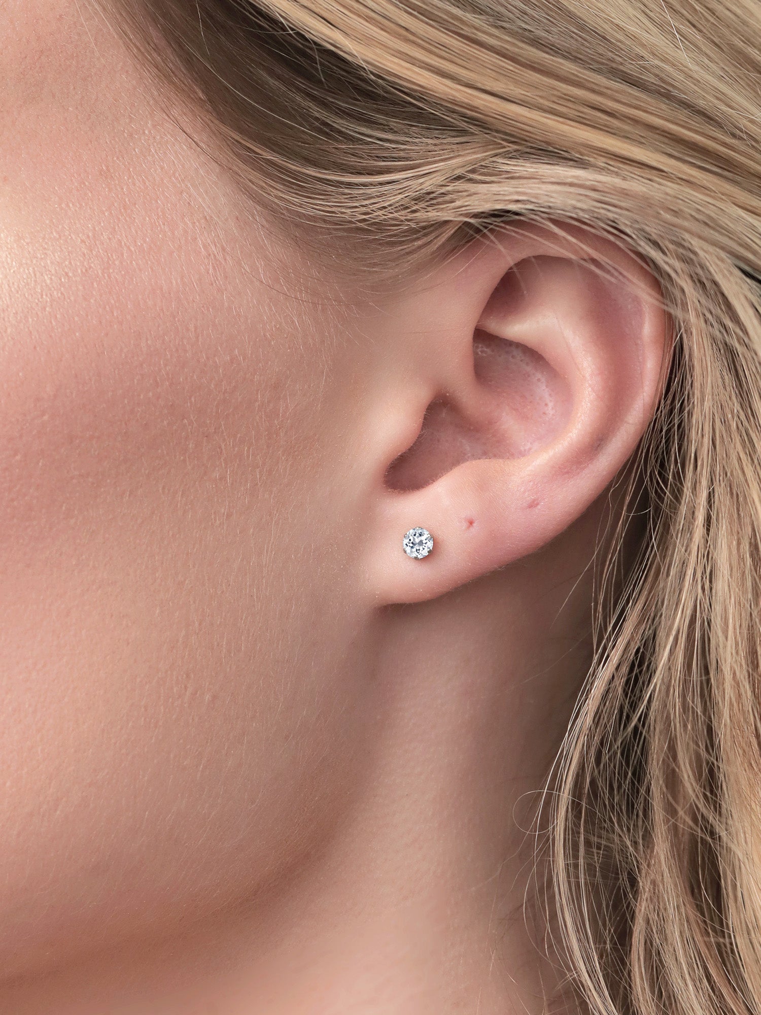 Platinum White Topaz Stud Earrings (0.66 Cttw, Round 4MM) J545574